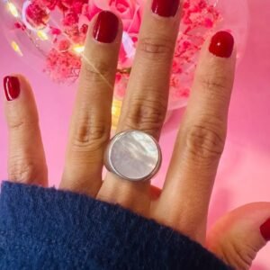 Anillo macizo redondo piedra nacar blanca