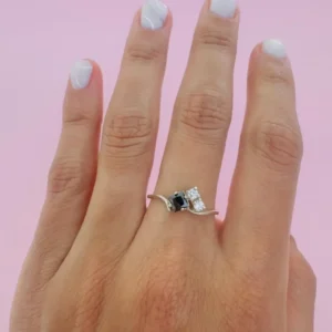 Anillo cubic blanco y negro
